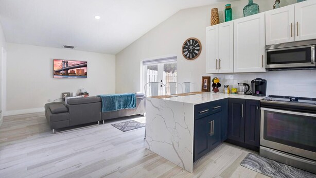 Coffee/tea maker, fridge, microwave, oven - Fabulous 3/2 Home in Ft Lauderdale suburb. (Lauderhill)