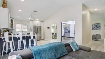 智能电视、立体声音响、电脑显示器