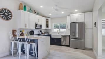 冰箱、微波炉、烤箱、炉灶