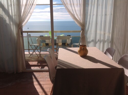 BEL APPARTEMENT COSY -VUE FANTASTIQUE-PREMIERE LIGNE MER -PARKING -ROSES PLAGES