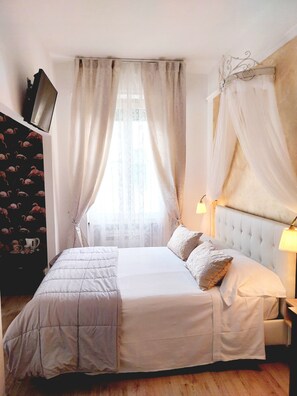 Comfort Room | Premium bedding, down comforters, memory foam beds - Soggiorno La Coccinella (Florence)