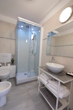 Kamar Double Superior, 1 Tempat Tidur Queen, Bebas Asap Rokok | Kamar mandi | Shower, pengering rambut, handuk, dan sabun