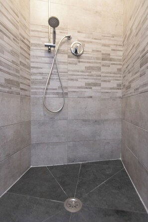 Shower, hair dryer, towels, soap - Soggiorno La Coccinella (Florence)