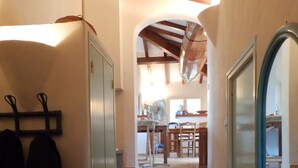 A staircase leading to a dining area with a wooden ceiling and a fan. - Villa near the sea, beautiful view, two terraces (PIANOTTOLI CALDARELLO)