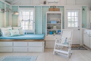 Cottage, 1 Queen Bed, Kitchen | Living room