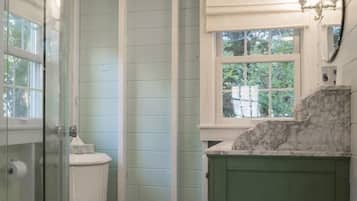 Cottage, 1 Queen Bed, Kitchen | Bathroom