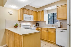 Kylskåp, mikrovågsugn, ugn och spishäll