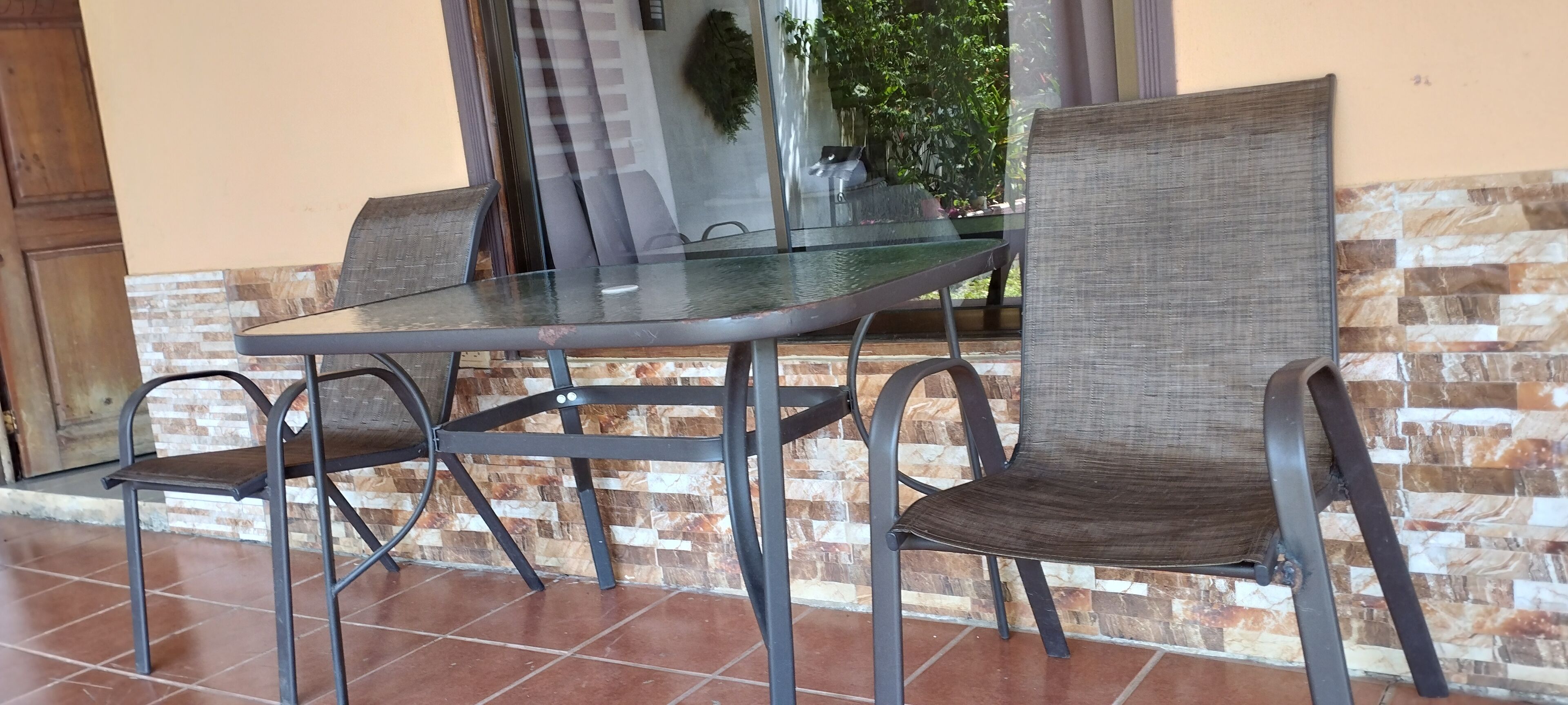 Habitación cuádruple familiar, 1 habitación | Área de sala de estar | Televisión de pantalla plana 