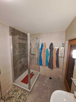 Bathtub, hair dryer, towels, soap - Apartment in the silk flower town of Sebnitz in Saxon Switzerland (Sebnitz)