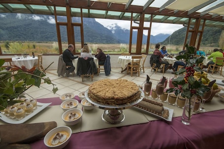 Café da manhã com buffet grÔtis todos os dias