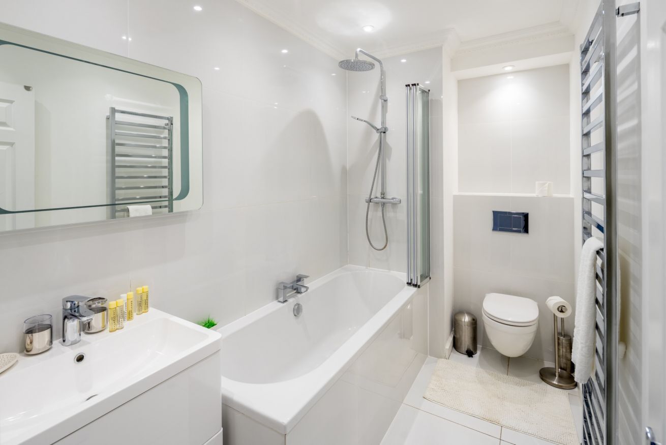 Combined shower/bathtub, hair dryer, towels