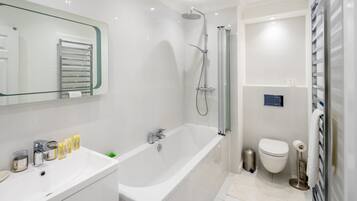 Combined shower/bathtub, hair dryer, towels