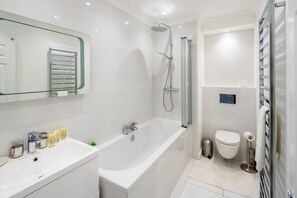 Combinazione doccia/vasca, asciugacapelli, asciugamani