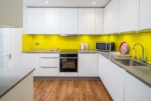 Kjøleskap, mikrobølgeovn, ovn og kokeplater