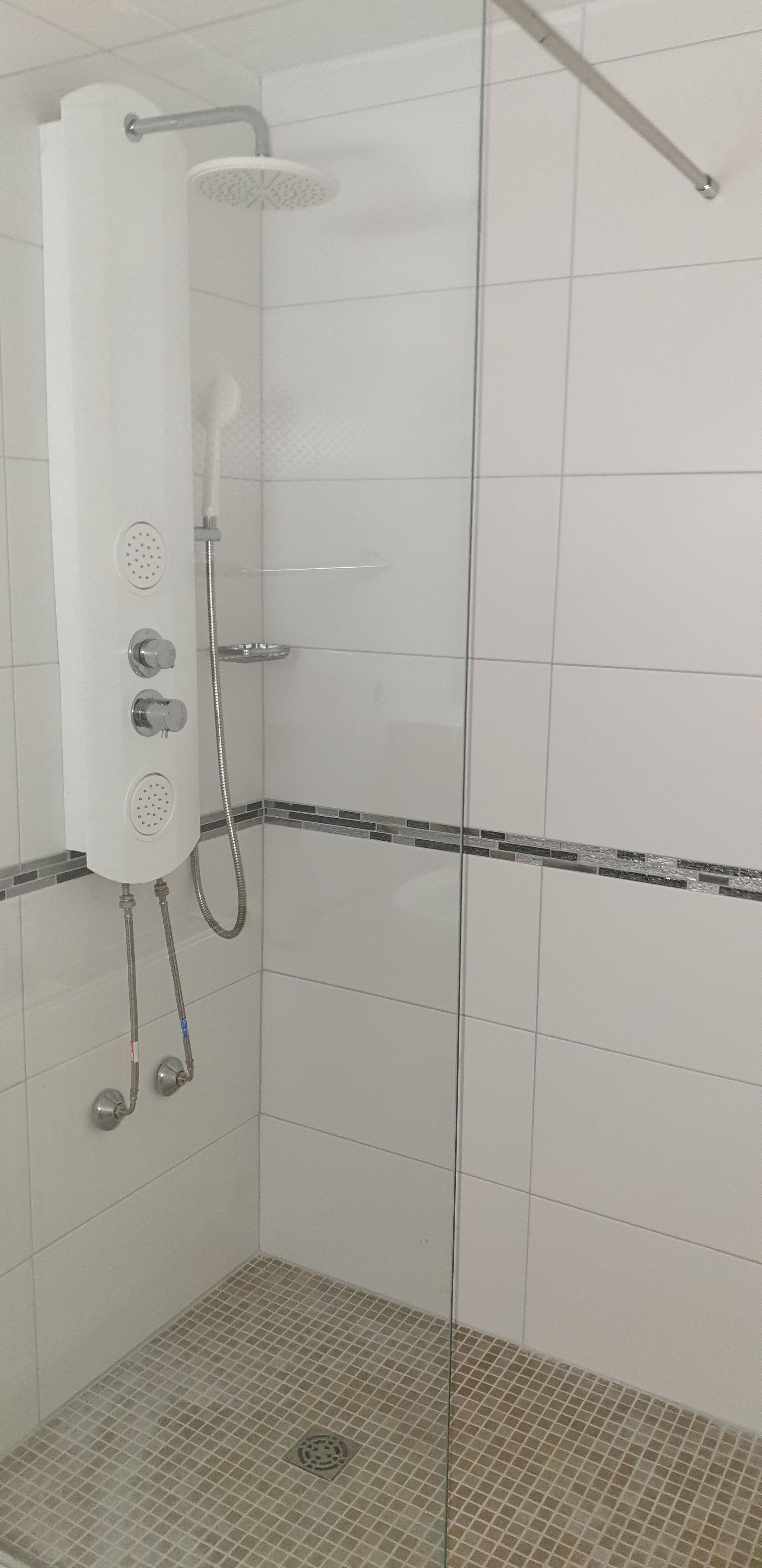 Dusche, Haartrockner, Handtücher, Shampoo