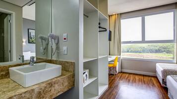 Quarto standard, 2 camas de solteiro | Frigobar, cofres nos quartos, escrivaninha, cortinas blackout
