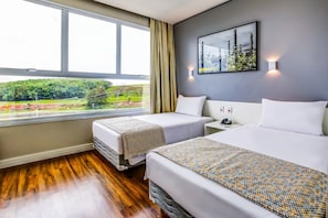 Quarto standard, 2 camas de solteiro | Frigobar, cofres nos quartos, escrivaninha, cortinas blackout