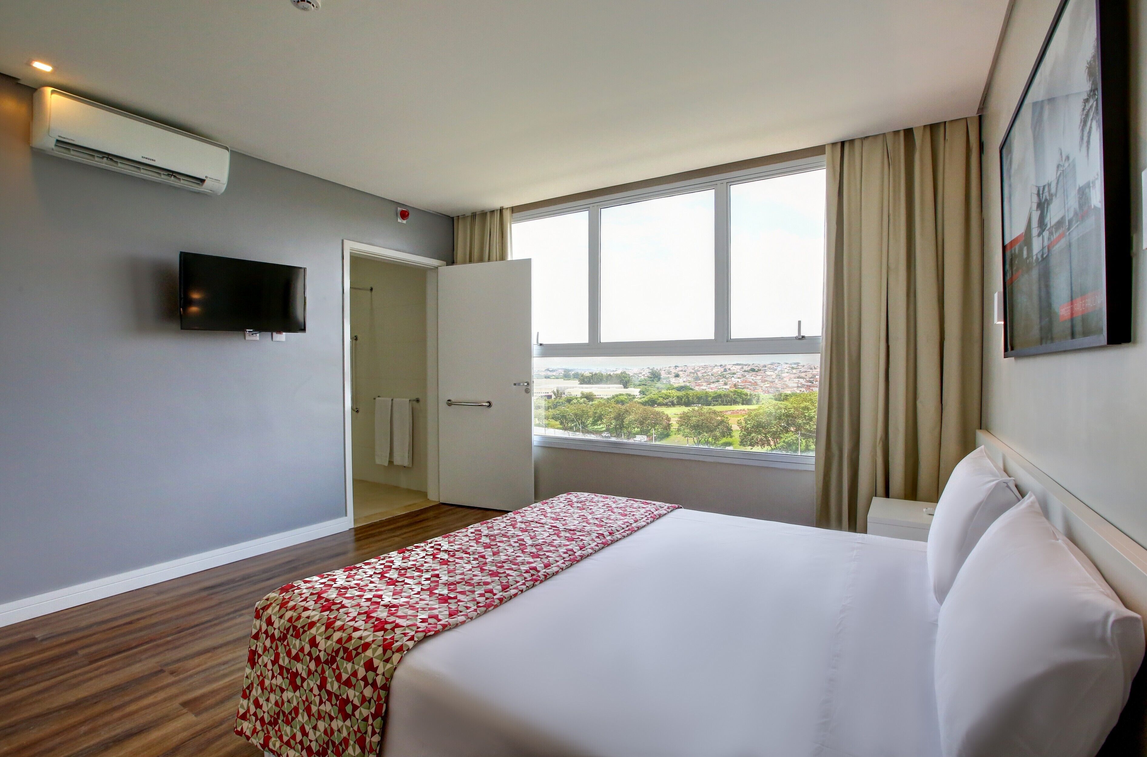 standard room | minibar, in-room safe, desk, blackout curtains