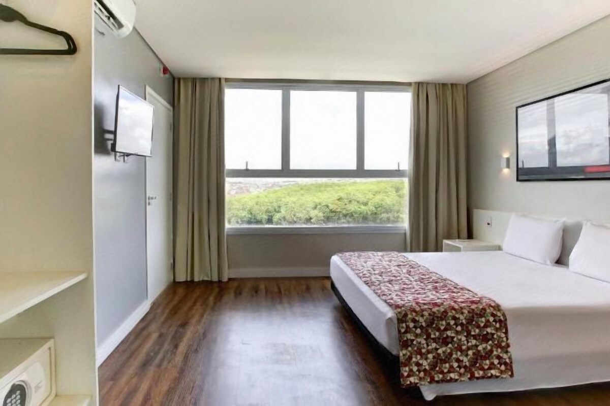 Minibar, caja de seguridad en la habitación y escritorio 