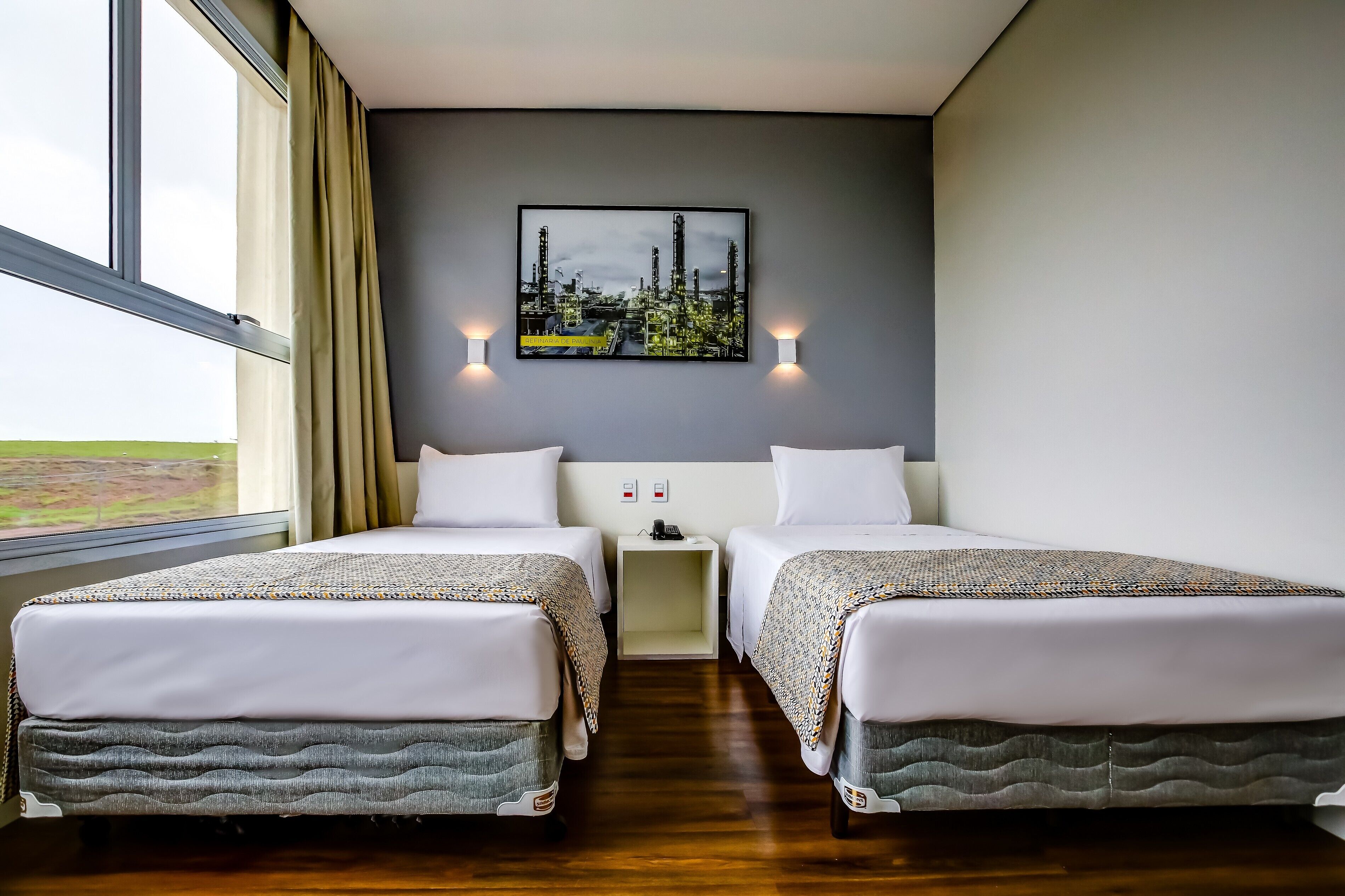 Kamar Standar, 2 Tempat Tidur Twin | Minibar, brankas, meja kerja, dan tirai kedap cahaya