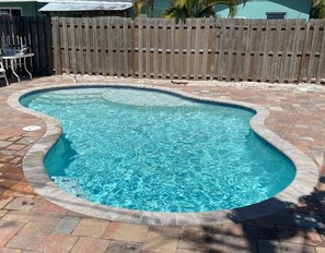 Outdoor pool, a heated pool - AMAZING RATES & RAVE REVIEWS! Stunning private pool! 3min walk to the Beach 🏖 (Fort Myers Beach)