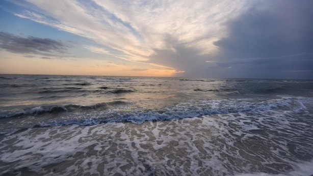 A beach with waves and a cloudy sky. - AMAZING RATES & RAVE REVIEWS! Stunning private pool! 3min walk to the Beach 🏖 (Fort Myers Beach)