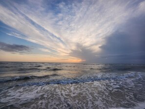 A beach with waves and a cloudy sky. - AMAZING RATES & RAVE REVIEWS! Stunning private pool! 3min walk to the Beach 🏖 (Fort Myers Beach)