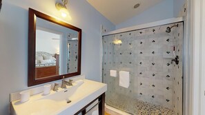 Combined shower/bathtub, hair dryer, towels, soap - AMAZING RATES & RAVE REVIEWS! Stunning private pool! 3min walk to the Beach 🏖 (Fort Myers Beach)