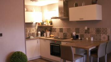 Coffee/tea maker, fridge, oven, stovetop