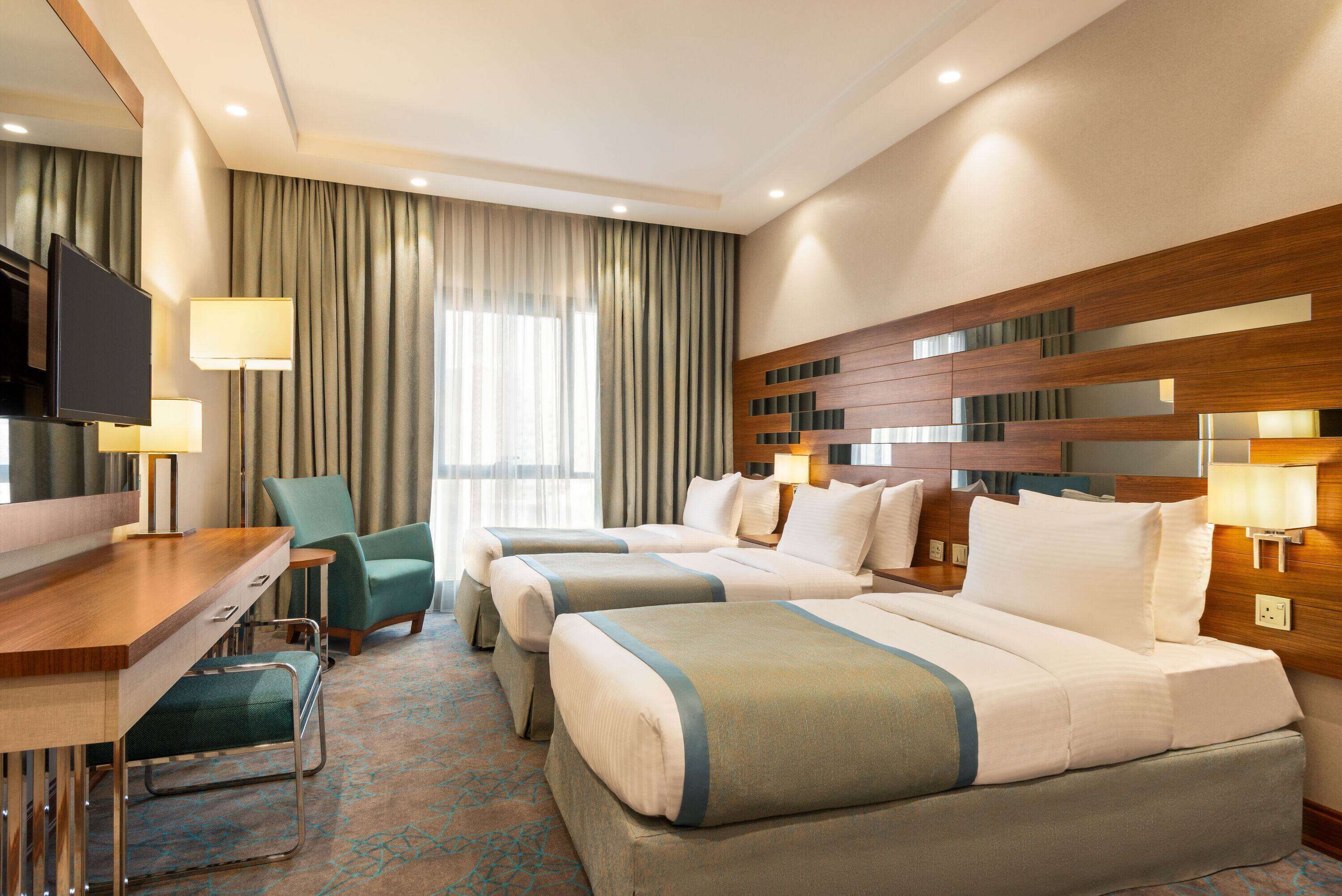 Minibar, caja fuerte, escritorio y ropa de cama