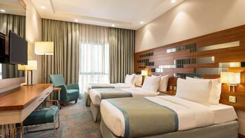 Minibar, caja fuerte, escritorio y ropa de cama