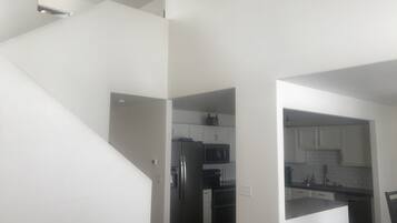 Geladeira, micro-ondas, fogão, cooktop