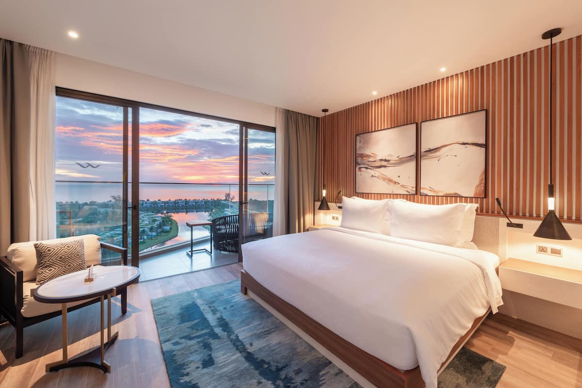 Studio Sea View King Room with Balcony | 3 bedrooms, minibar, in-room safe, individually decorated