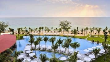 4 restaurants; breakfast, lunch, and dinner served