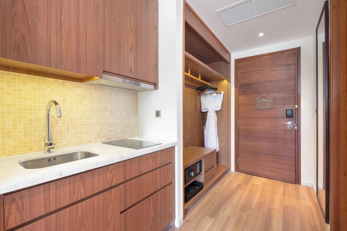 studio twin room with balcony | 3 bedrooms, minibar, in-room safe, individually decorated