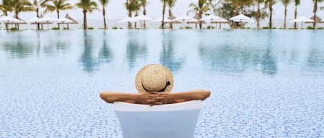 Hồ bơi trong nhà, 5 hồ bơi ngoài trời, lều (phụ phí)