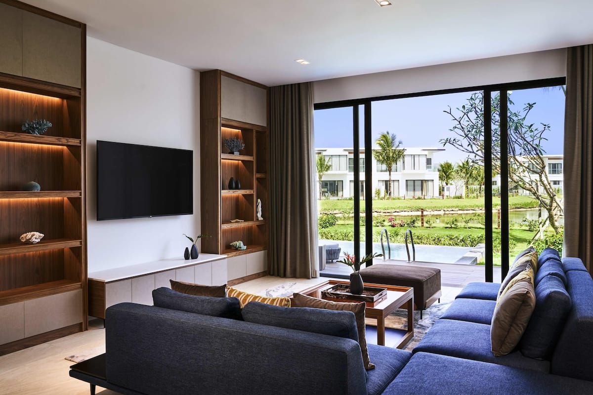 Villa, 3 slaapkamers, privézwembad, uitzicht op meer | Een minibar, een kluis op de kamer, individueel gedecoreerd