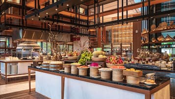 4 restaurantes; se sirve desayuno, almuerzo y cena