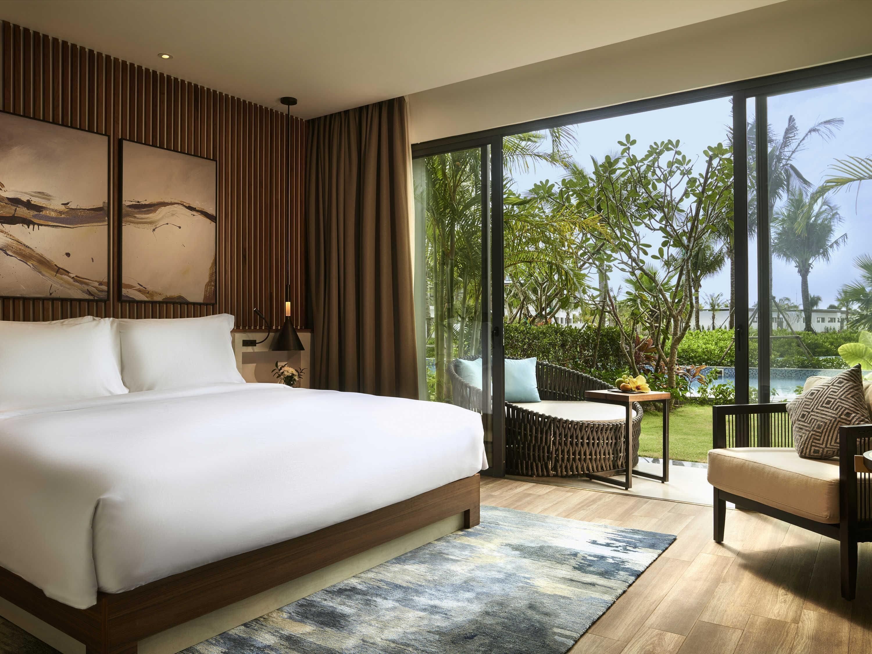 Studio, 1 King Bed, Pool Access (Balcony)