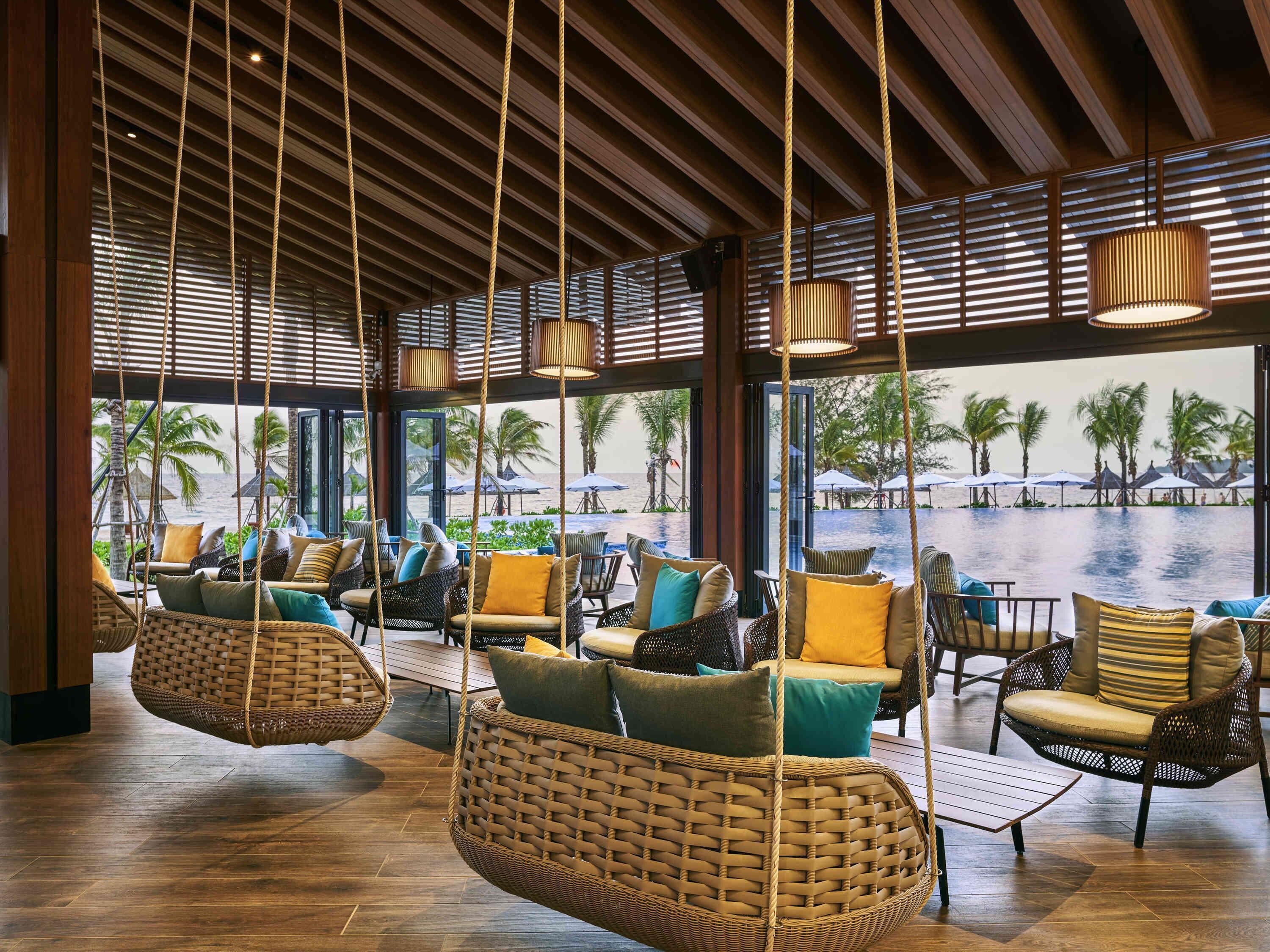 4 restaurants; breakfast, lunch and dinner served 