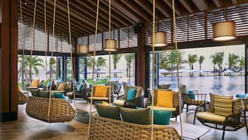 4 restaurants; breakfast, lunch and dinner served