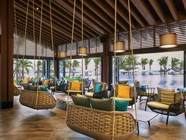 4 restaurants; breakfast, lunch, and dinner served
