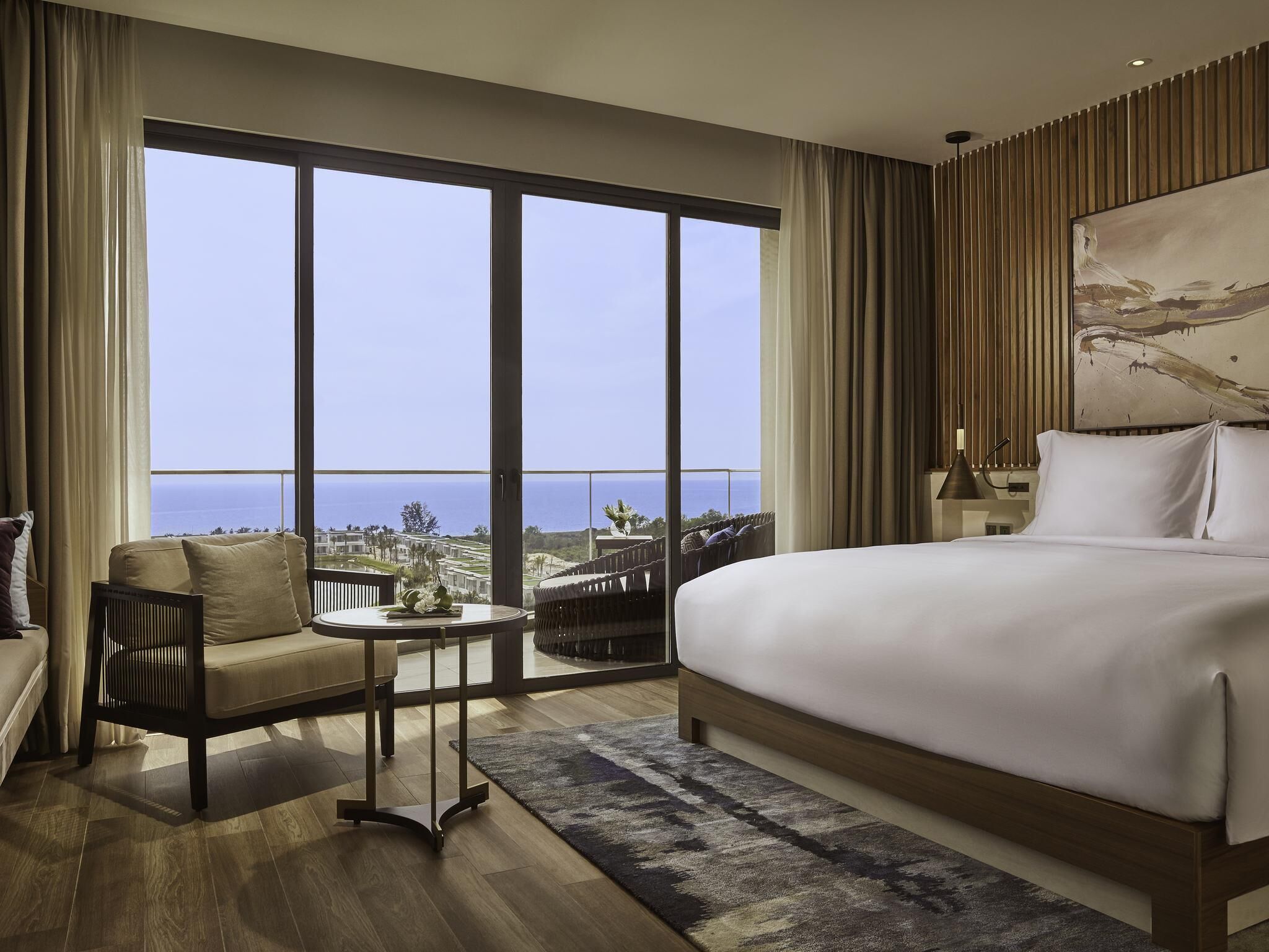 Studio Sea View King Room with Balcony | Minibar, in-room safe, individually decorated, individually furnished