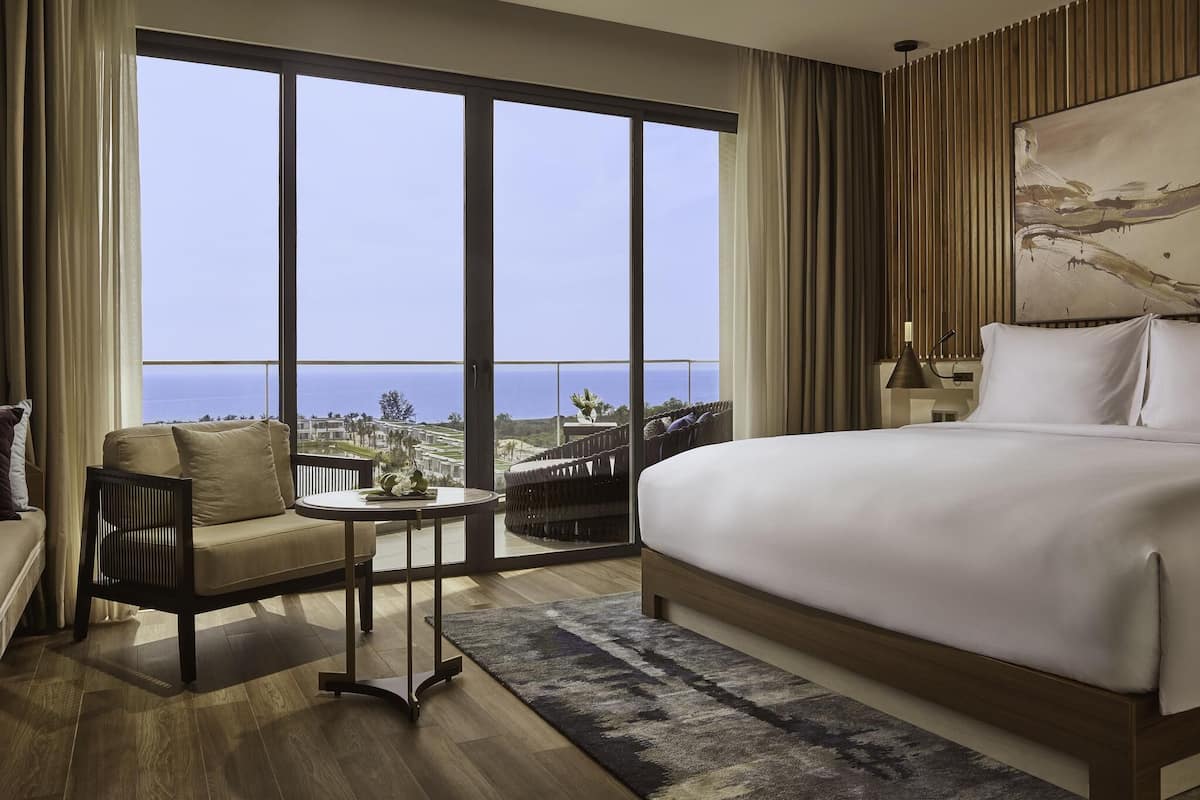 Studio Sea View King Room with Balcony | ミニバー、セーフティボックス (室内)、客室ごとに異なる装飾、客室ごとに異なるインテリア