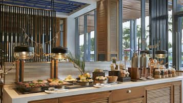 Daily buffet breakfast (VND 550000 per person)