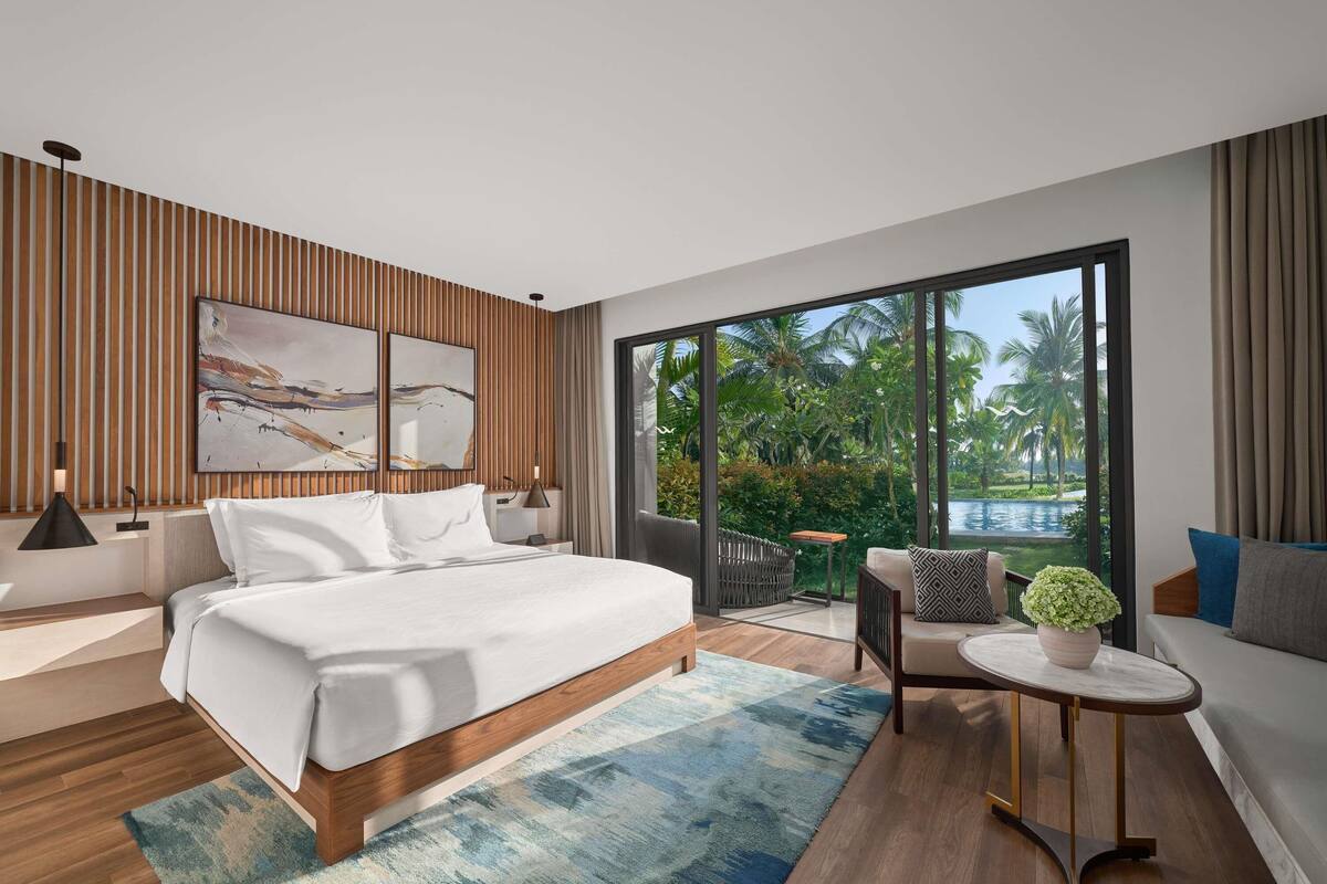 Studio, 1 King Bed, Pool Access (Balcony)