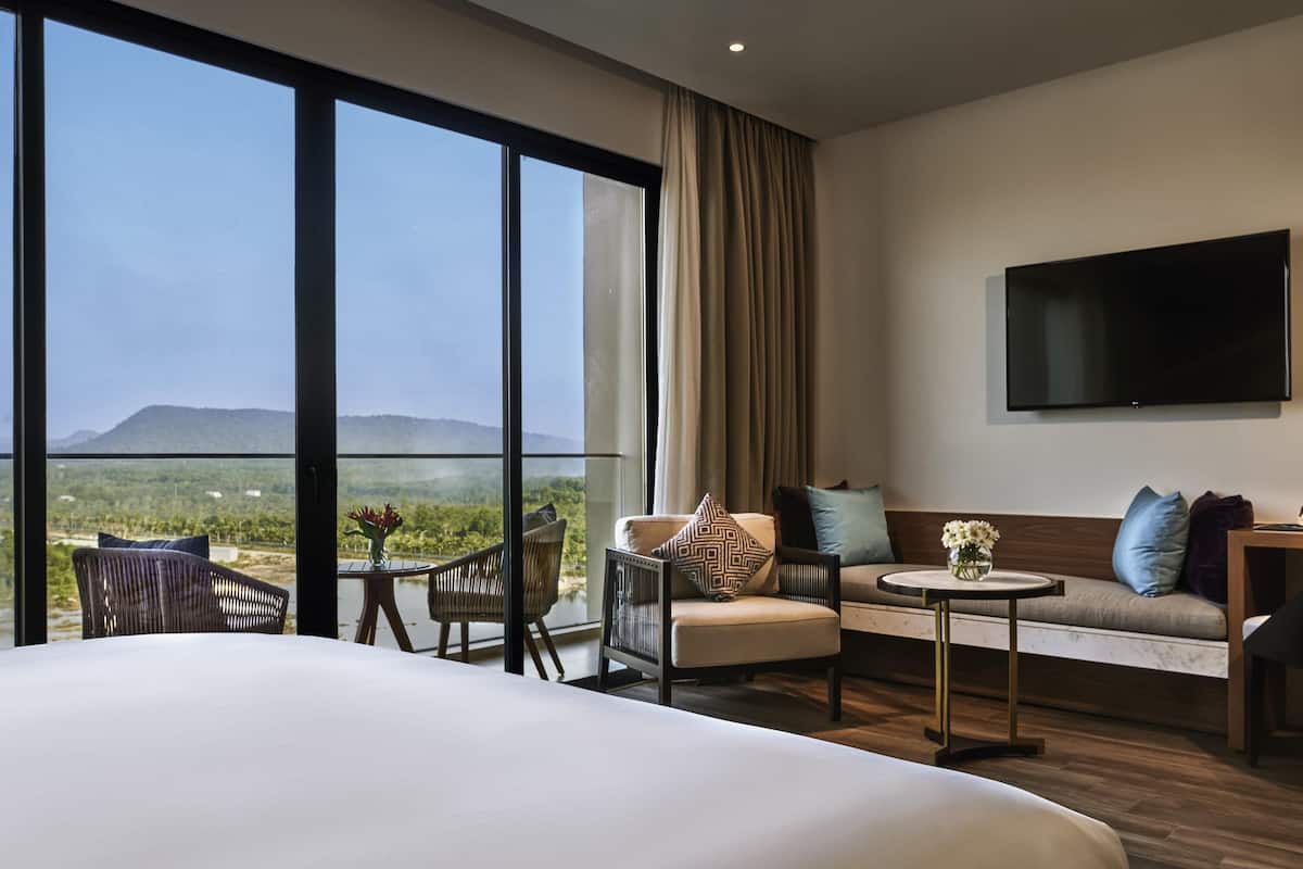 Studio King Room with Balcony | Minibar, in-room safe, desk, laptop workspace