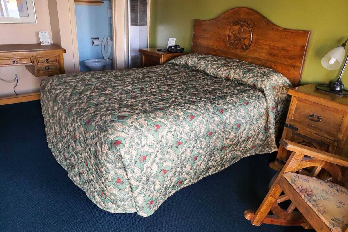 Zimmer, 1 King-Bett | Schallisolierte Zimmer, kostenloses WLAN, individuell dekoriert