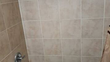 Habitación, 1 cama King size | Baño | Amenidades de baño gratuitas, secadora de cabello, toallas