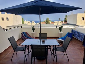 Outdoor dining - Appart. 4 pers. Large terrace with sea view. 500m from the historic center (Albufeira)
